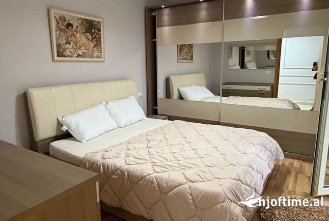 Shtepi ne shitje Apartament ne Tirane, 2+1, Mobilimi E mobiluar, Pagesa 192,000  Euro.