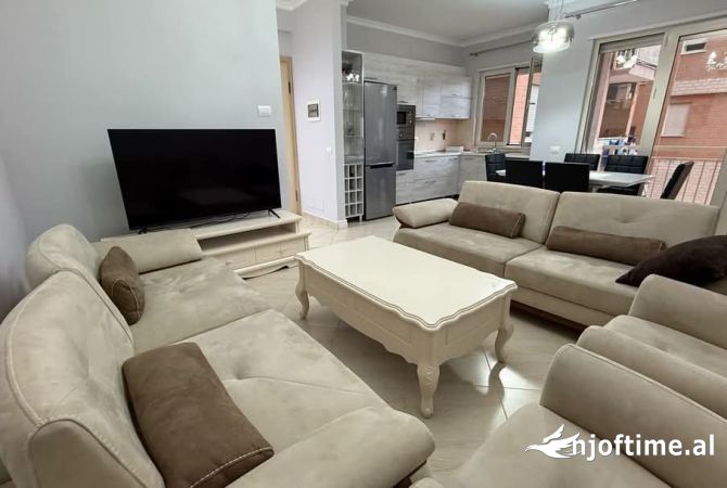 Shtepi ne shitje Apartament ne Tirane, 2+1, Mobilimi E mobiluar, Pagesa 192,000  Euro.