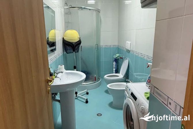 Shtepi ne shitje Apartament ne Tirane, 2+1, Mobilimi E mobiluar, Pagesa 192,000  Euro.