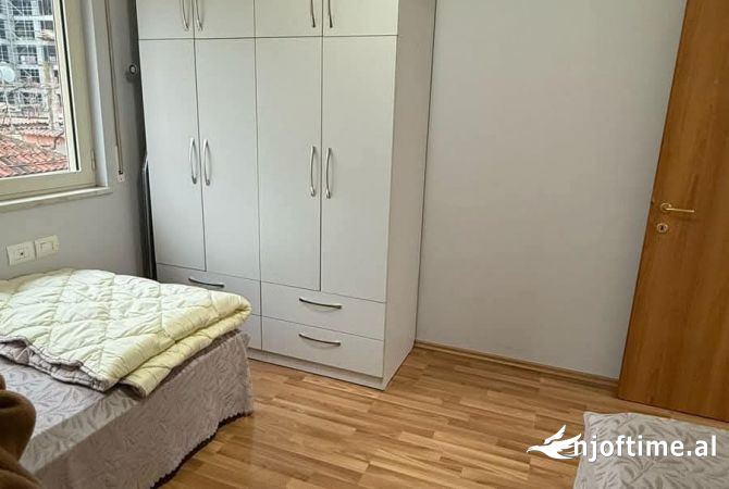 Shtepi ne shitje Apartament ne Tirane, 2+1, Mobilimi E mobiluar, Pagesa 192,000  Euro.