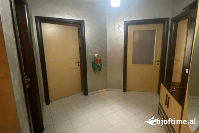 Shtepi ne shitje Apartament ne Tirane, 2+1, Mobilimi E mobiluar, Pagesa 145,000  Euro.