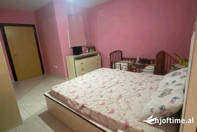 Shtepi ne shitje Apartament ne Tirane, 2+1, Mobilimi E mobiluar, Pagesa 145,000  Euro.