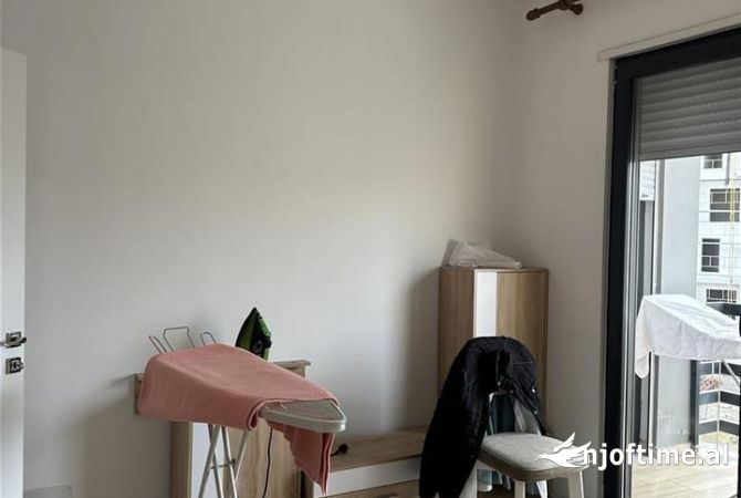 Shtepi ne shitje Apartament ne Tirane, 2+1, Mobilimi Pjeserisht e mobiluar, Pagesa 180,000  Euro.