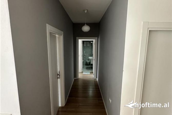 Shtepi ne shitje Apartament ne Tirane, 2+1, Mobilimi Pjeserisht e mobiluar, Pagesa 180,000  Euro.