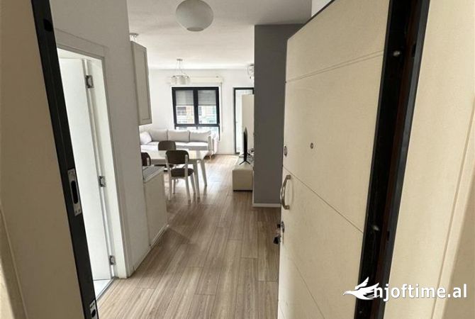 Shtepi ne shitje Apartament ne Tirane, 2+1, Mobilimi Pjeserisht e mobiluar, Pagesa 180,000  Euro.