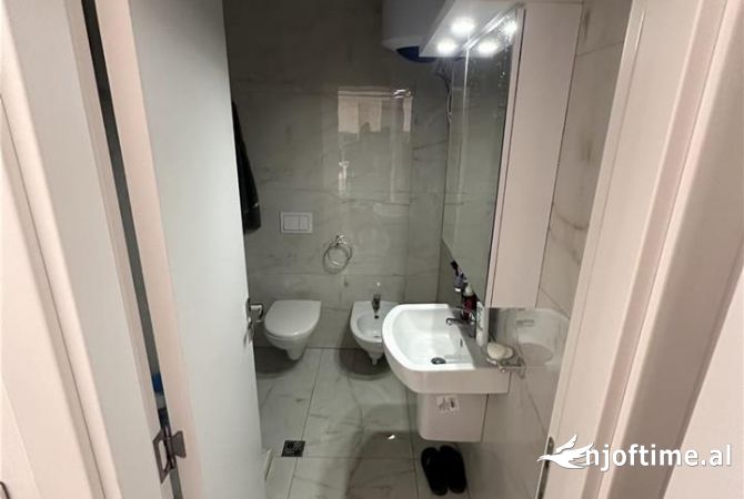 Shtepi ne shitje Apartament ne Tirane, 2+1, Mobilimi Pjeserisht e mobiluar, Pagesa 180,000  Euro.