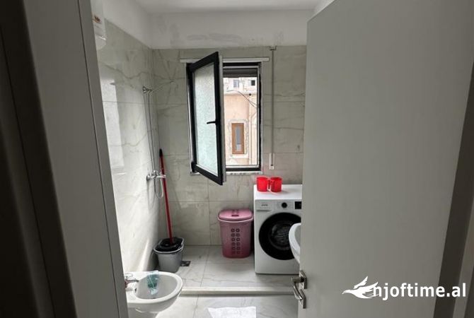 Shtepi ne shitje Apartament ne Tirane, 2+1, Mobilimi Pjeserisht e mobiluar, Pagesa 180,000  Euro.