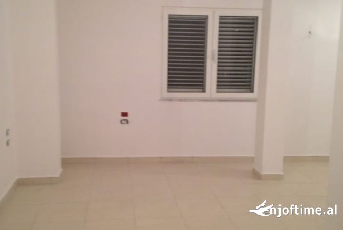 Shtepi me qera Apartament ne Tirane, 3+1, Mobilimi Bosh, pa mobiluar, Pagesa 38,000  Leke.
