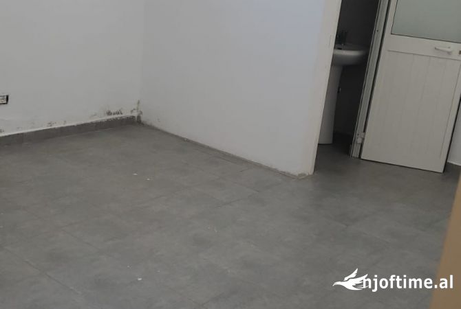 Shtepi me qera Apartament ne Tirane, 2+1, Mobilimi Pjeserisht e mobiluar, Pagesa 450  Euro.