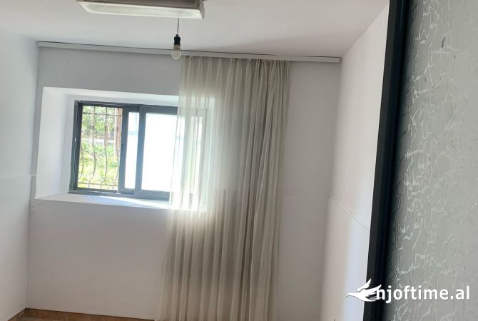 Ambient biznesi me qera 3+1 ne Tirane - 60,000 Leke