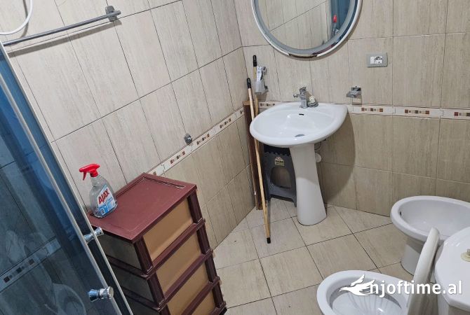 Shtepi me qera Apartament ne Tirane, 2+1, Mobilimi E mobiluar, Pagesa 35,000  Leke.