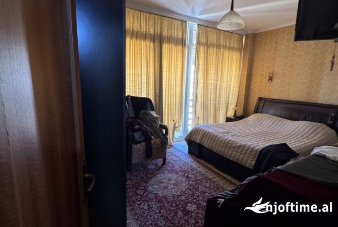 Shtepi ne shitje Apartament ne Tirane, 2+1, Mobilimi E mobiluar, Pagesa 162,000  Euro.