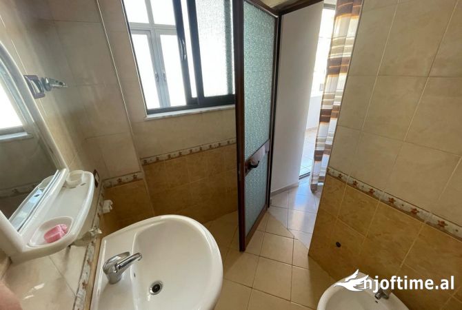 Shtepi me qera Apartament ne Tirane, 2+1, Mobilimi E mobiluar, Pagesa 55,000  Leke.