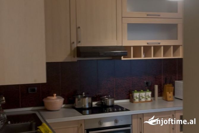 Shtepi me qera Apartament ne Tirane, 3+1, Mobilimi E mobiluar, Pagesa 800  Euro.