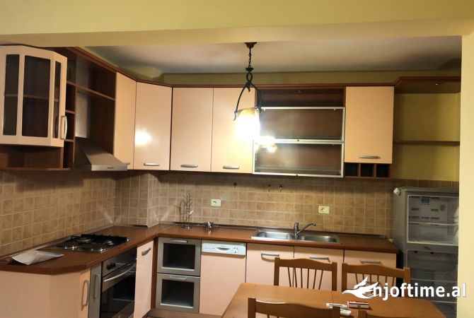 Shtepi me qera Apartament ne Tirane, 1+1, Mobilimi E mobiluar, Pagesa 550  Euro.