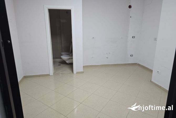 Ambient biznesi me qera 3+1 ne Tirane - 30,000 Leke