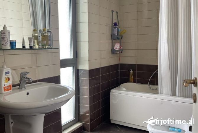 Shtepi me qera Apartament ne Tirane, 2+1, Mobilimi E mobiluar, Pagesa 60,000  Leke.