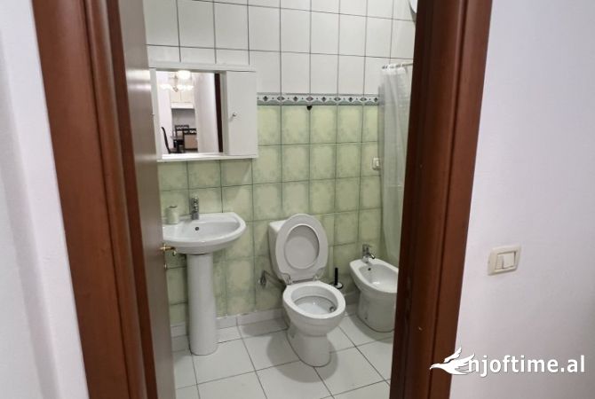 Shtepi me qera Apartament ne Tirane, 2+1, Mobilimi E mobiluar, Pagesa 680  Euro.
