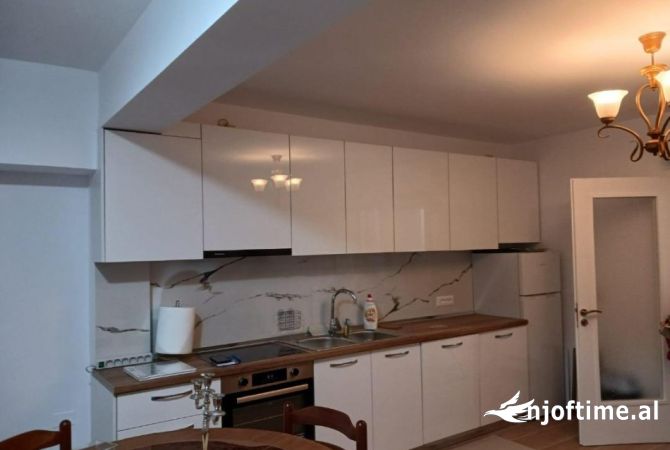 Shtepi me qera Apartament ne Tirane, 1+1, Mobilimi E mobiluar, Pagesa 530  Euro.