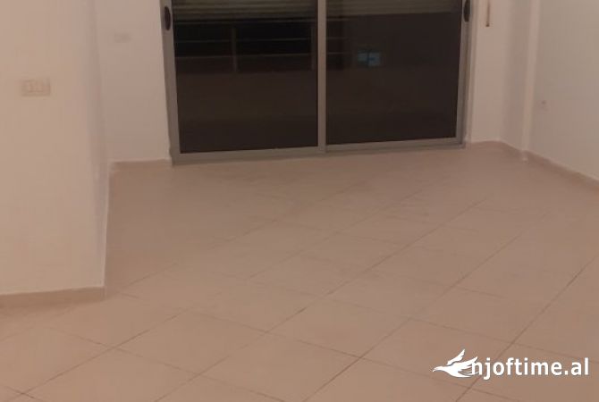 Shtepi ne shitje Apartament ne Tirane, 2+1, Mobilimi Bosh, pa mobiluar, Pagesa 137,800  Euro.