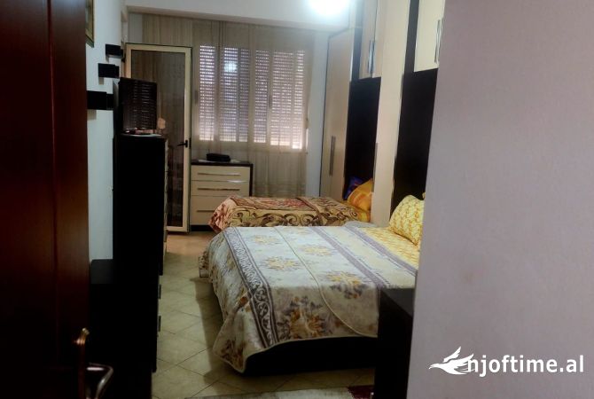 Shtepi ne shitje Apartament ne Tirane, 1+1, Mobilimi E mobiluar, Pagesa 100,000  Euro.
