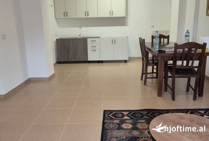 Shtepi me qera Apartament ne Tirane, 2+1, Mobilimi E mobiluar, Pagesa 450  Euro.