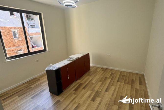Shtepi ne shitje Apartament ne Tirane, 2+1, Mobilimi Bosh, pa mobiluar, Pagesa 154,000  Euro.