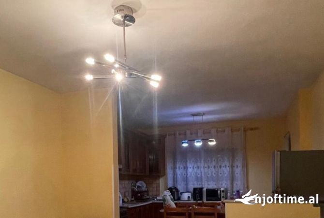 Shtepi ne shitje Apartament ne Tirane, 2+1, Mobilimi E mobiluar, Pagesa 130,000  Euro.