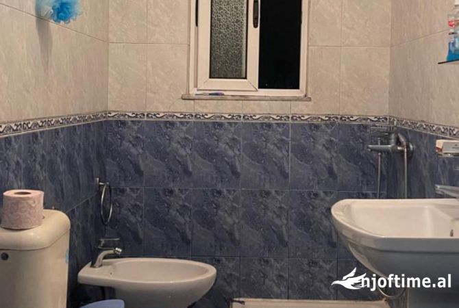 Shtepi ne shitje Apartament ne Tirane, 2+1, Mobilimi E mobiluar, Pagesa 130,000  Euro.