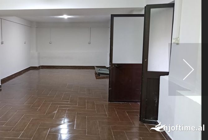 Ambiente Commerciale in Vendita 3+1 a Tirana - 120,000 Euro