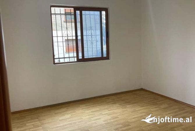 Shtepi ne shitje Apartament ne Tirane, 2+1, Mobilimi Bosh, pa mobiluar, Pagesa 89,000  Euro.