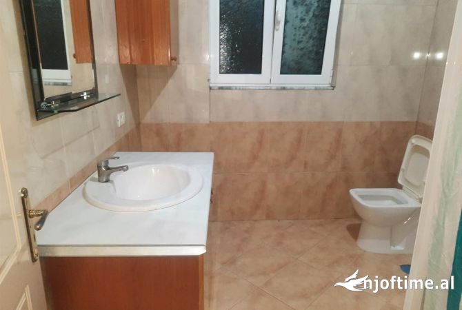 Shtepi me qera Shtepi Private ne Tirane, 2+1, Mobilimi E mobiluar, Pagesa 35,000  Leke.