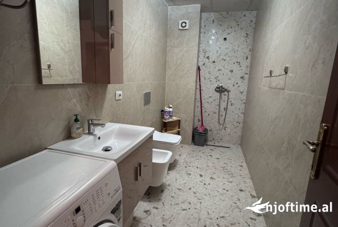 Shtepi me qera Apartament ne Tirane, 2+1, Mobilimi E mobiluar, Pagesa 600  Euro.