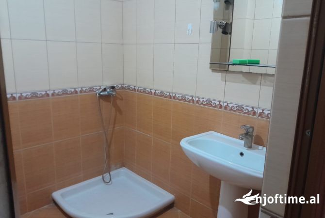 Shtepi me qera Apartament ne Tirane, 2+1, Mobilimi E mobiluar, Pagesa 45,000  Leke.