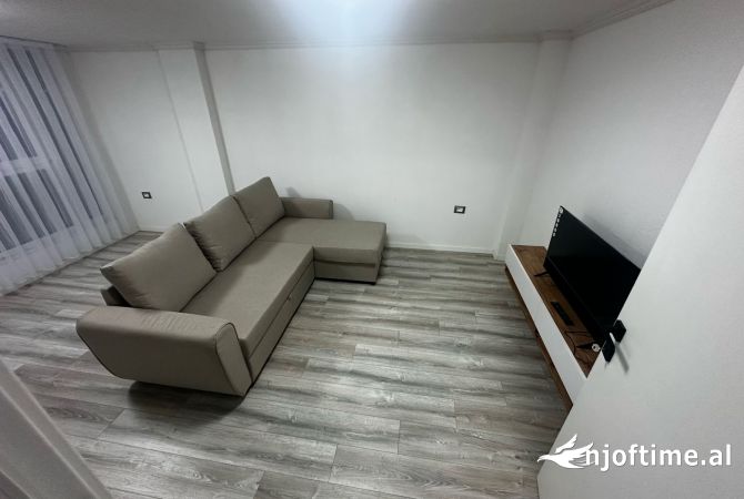 Shtepi me qera Shtepi Private ne Tirane, 1+1, Mobilimi E mobiluar, Pagesa 450  Euro.