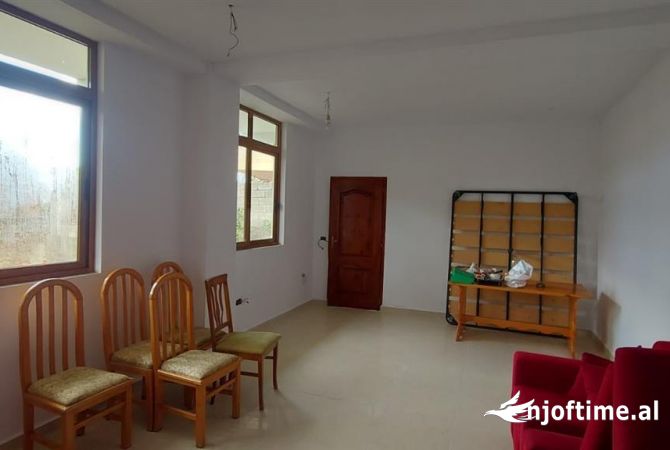 Shtepi ne shitje Shtepi Private ne Tirane, 3+1, Mobilimi E mobiluar, Pagesa 180,000  Euro.