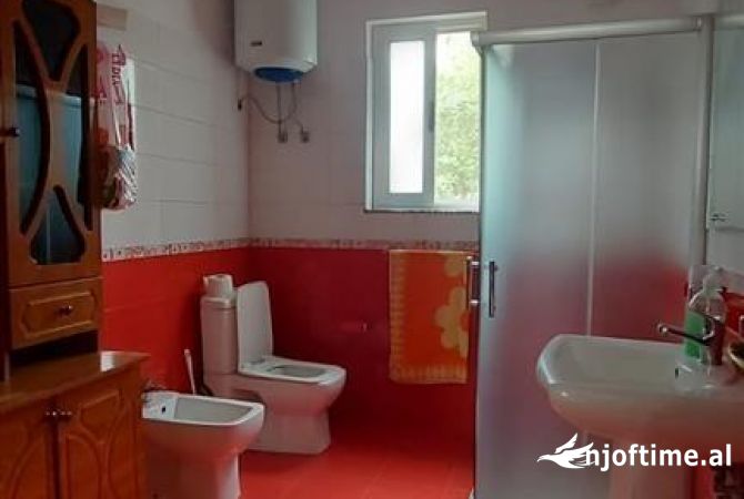 Shtepi ne shitje Shtepi Private ne Tirane, 3+1, Mobilimi E mobiluar, Pagesa 180,000  Euro.