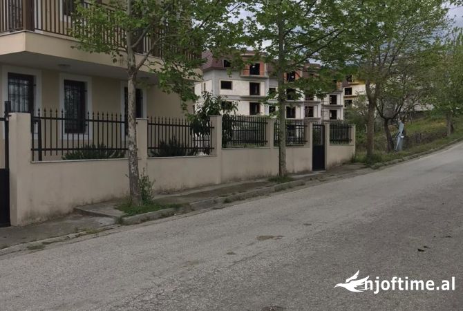 Shtepi me qera Shtepi Private ne Tirane, 4+1, Mobilimi E mobiluar, Pagesa 1,300  Euro.
