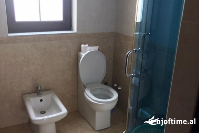 Shtepi me qera Shtepi Private ne Tirane, 4+1, Mobilimi E mobiluar, Pagesa 1,300  Euro.