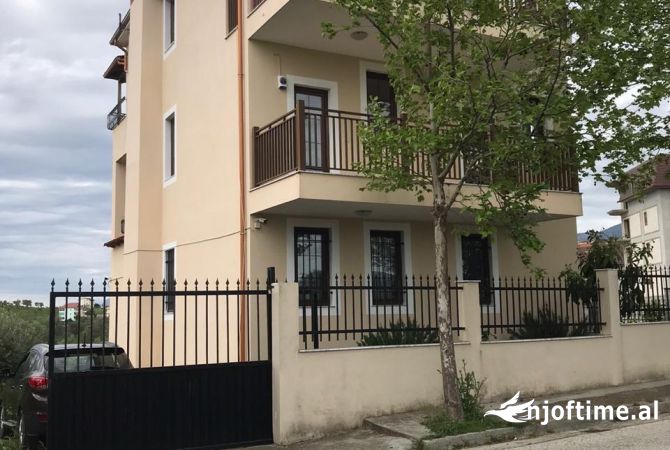 Shtepi me qera Shtepi Private ne Tirane, 4+1, Mobilimi E mobiluar, Pagesa 1,300  Euro.