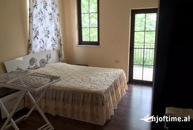 Shtepi me qera Shtepi Private ne Tirane, 4+1, Mobilimi E mobiluar, Pagesa 1,300  Euro.