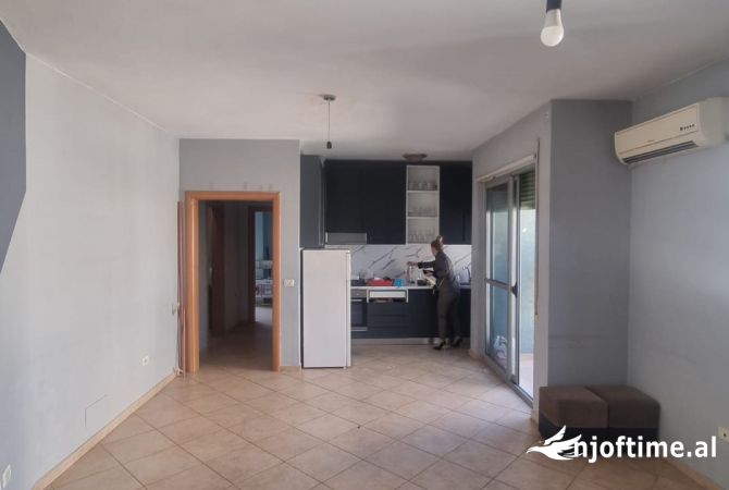 Shtepi ne shitje Apartament ne Tirane, 2+1, Mobilimi Bosh, pa mobiluar, Pagesa 208,000  Euro.