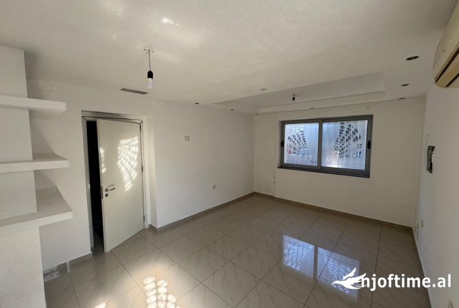 Jepet apartament 3+1 tek rr Mine Peza , per zyra 