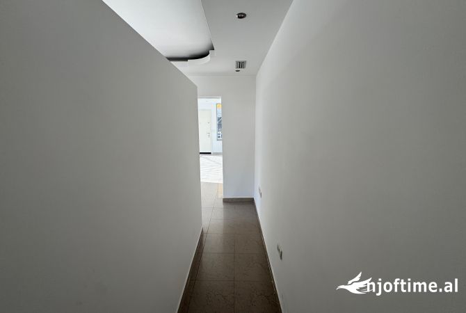 Jepet apartament 3+1 tek rr Mine Peza , per zyra 