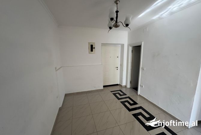 Jepet apartament 3+1 tek rr Mine Peza , per zyra 