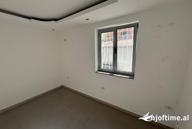 Jepet apartament 3+1 tek rr Mine Peza , per zyra 