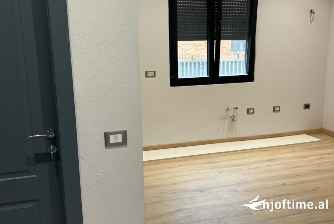 Ambient biznesi me qera 3+1 ne Tirane - 110,000 Leke
