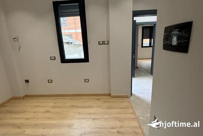 Ambient biznesi me qera 3+1 ne Tirane - 110,000 Leke