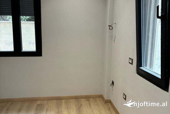 Jepet shtepi 1 kateshe ne qender te tiranes e ndare ne 3 garsonjere (jepet dhe per airbnb)