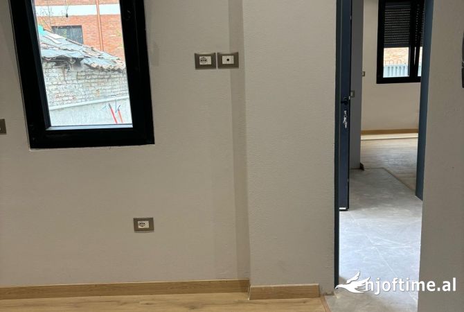 Jepet shtepi 1 kateshe ne qender te tiranes e ndare ne 3 garsonjere (jepet dhe per airbnb)